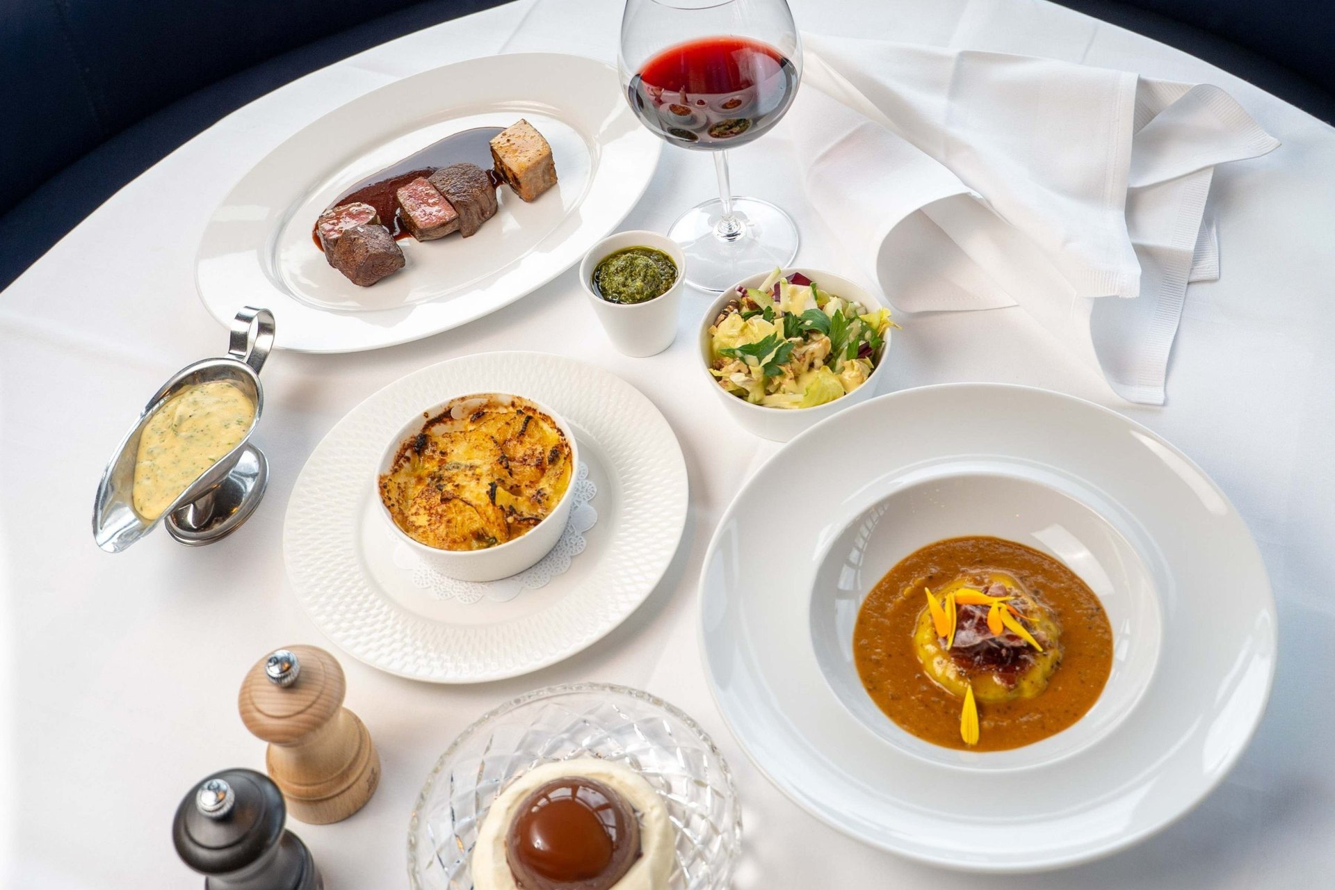 Gondolen classics on a white tablecloth: beef, gratin, soup and a chocolate dessert